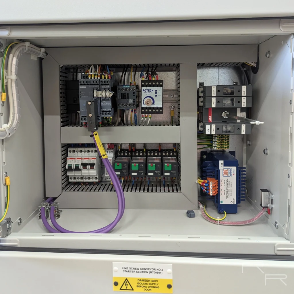Siemens Simocode Pro V motor management with speed relay and control distribution inside a starter section